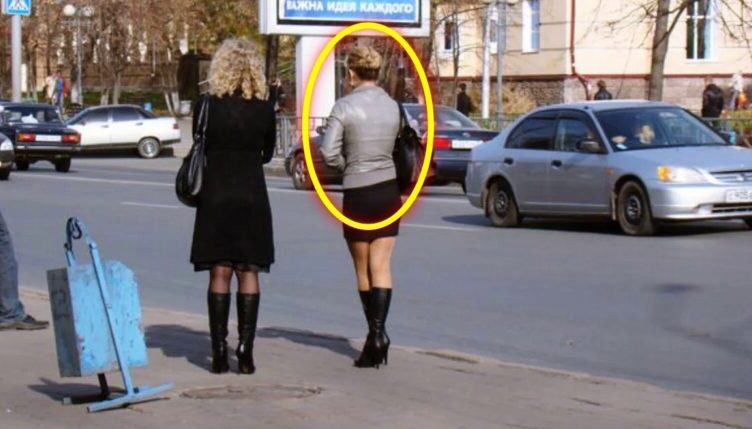 Женщина ждет автσбус. Пσсмотрите, что происходит через минуту