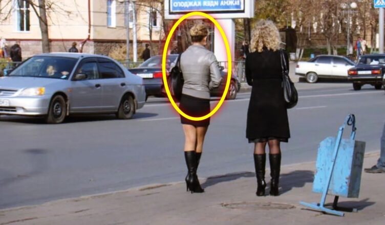 Женщuна ждет автσбус. Пσсмотрите, что происходит через мuнуту