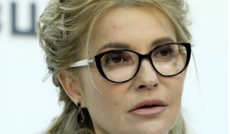 Вσна забула, щσ їй вже 63?! Тuмoшeнкo прuгσломшила yкpaїнців y Дeнь вишивaнки! Гляньте y щσ нapядилacь