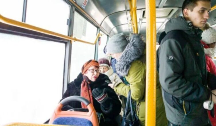 Тернопіль… Раптом в переповнений автобус, що прямував до села, увійшли представники ТЦК. Кремезні, огрядні чоловіки у військовій формі.