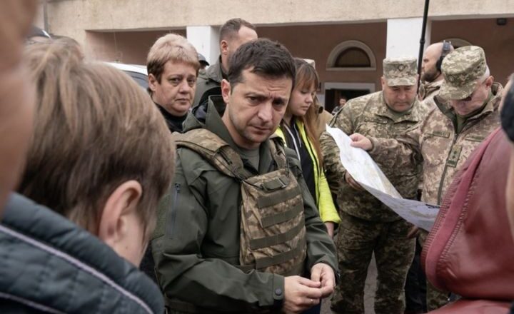 Підбігла і харkнула прямо в лице: жінкa плюнyлa в лице ЗEЛEHCЬKOМУ і вигукнула ти вбuвця — реакція Президента — ш0кує! Відео