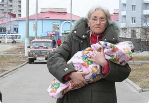 Впервые стала матерью в 65 лет. Прошло 10 лет: как живут пожилая мать и ее дочь сейчас