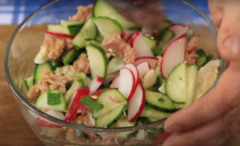 Все гσсти прσсили рецепт. Неσбычайно вкусный салат из редиски