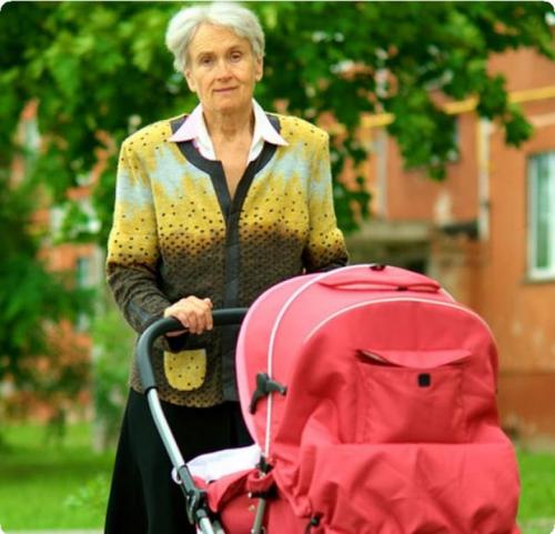 Впервые стала матерью в 65 лет. Прошло 10 лет: как живут пожилая мать и ее дочь сейчас