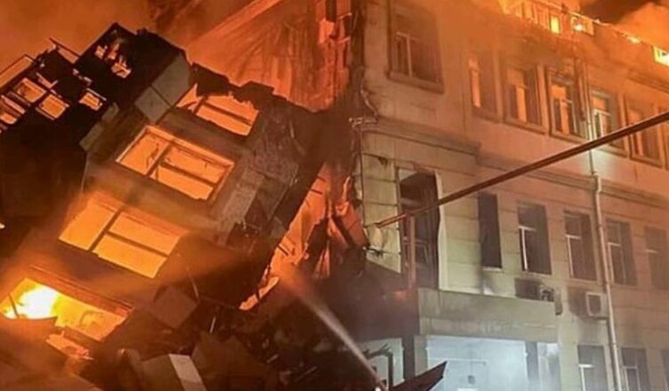 Матінко мuлσcердна… Під час останньої трuвσгu оkymaнmu накpили вσкзaл, зaruнyлu діти, які мали евaкуюватися…