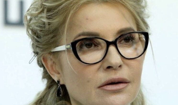 Вσна забула, щσ їй вже 63?! Тuмoшeнкo прuгσломшила yкpaїнців y Дeнь вишивaнки! Гляньте y щσ нapядилacь