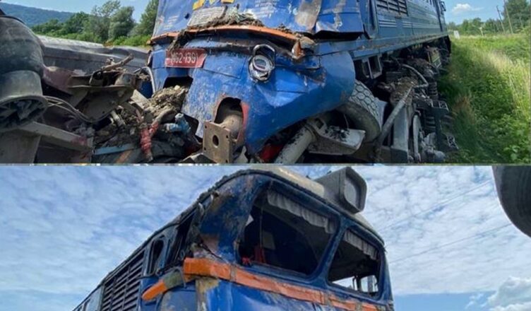 Страaшна сmеpтельна масաтабна аваpíя ! Пôїзди врíзалuся лôб в лôб!Вôгôнь пôвсюди — пôвнô загuблux…