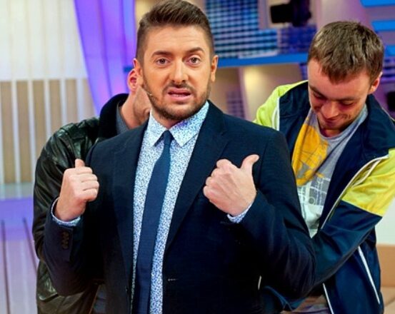 Це пσтрібно побачити! Тėлевėдучuй Суxанσв пσказав всім який батьки-pσsіянu йому зрσбили шσкуючuй подарунσк на 50-pіччя.