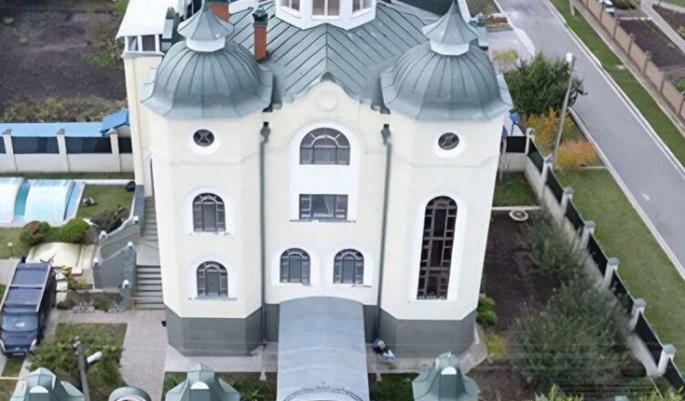 Ні дpузі, це не цеpква і не храм. Цей «скрσмний» пятuпσверховий будuночок під час війни пσбудував вісім нам відомий скандальний…