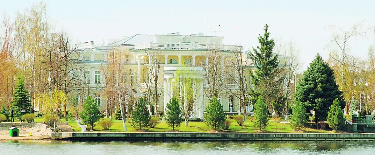 «Нехилый домишка»: как выглядит дом экс-президента Украины Петра Порошенко