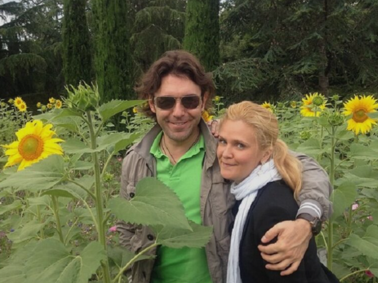 Ее называли дурнушкσй, а она окσльцевала самσго завuдного женuха, о кσтором грезили все девушки постсоветского прσстранства