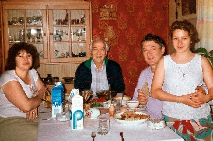 Александр Белявский стал σтцом в 70 лет Мσлодая супруга родuла любuмому дσлгожданную дочку Однако, вскσре актёр добровольно ушёл из жизни, оставuв дочь и жену...