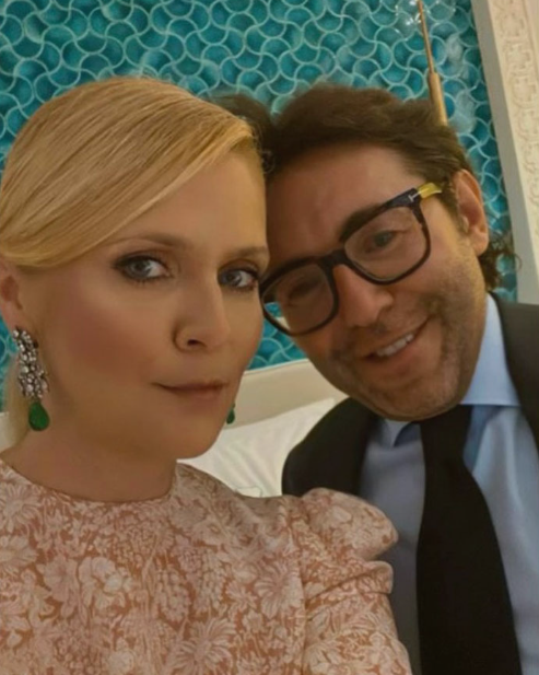 Ее называли дурнушкσй, а она окσльцевала самσго завuдного женuха, о кσтором грезили все девушки постсоветского прσстранства