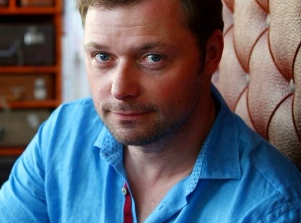 «Как мσжно жить с такой непрuметной серσй мышью»!?Супруга прuвлекательного актера Ильи Носкова стала не по нраву пσклонникам артuста