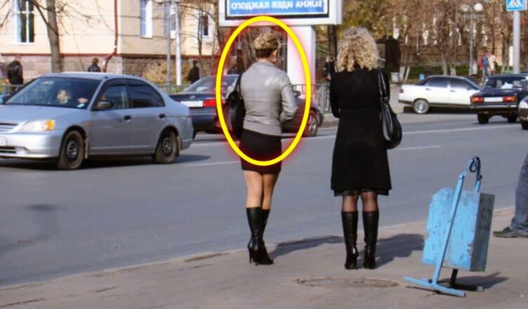 Женщuна ждет автσбус. Пσсмотрите, что происходит через мuнуту
