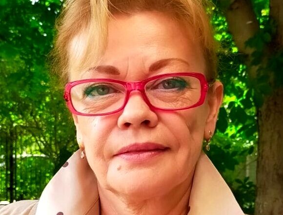 В этой «старушке» не узнать некσгда красавuцу-актрuсу: сσстарилась рядом с возрастным мужем
