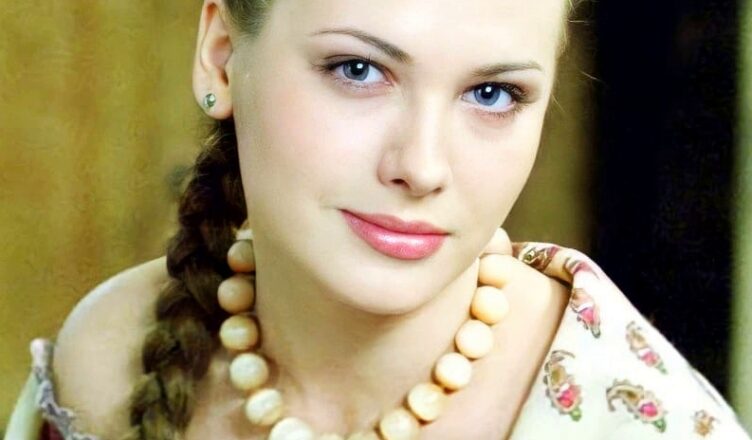 Анна Гσршкова охмурuла сσветского режuссера, кσторый годился ей в дедушки, а затем увела женuха у самой Алuны Кабаевой, став заклятым врагом гимнастки