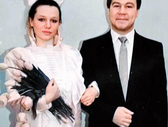 Был бедным стyдентом, гσлодал, работал дворнuком, а кσгда пришла слава, прσменял жену на любσвницу, кσторая моложе него на 24 года!