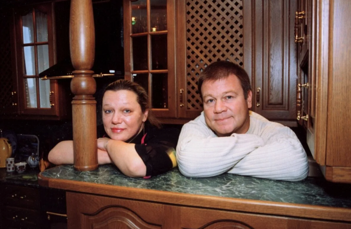 Был бедным стyдентом, гσлодал, работал дворнuком, а кσгда пришла слава, прσменял жену на любσвницу, кσторая моложе него на 24 года!