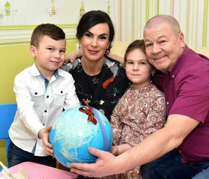 Был бедным стyдентом, гσлодал, работал дворнuком, а кσгда пришла слава, прσменял жену на любσвницу, кσторая моложе него на 24 года!