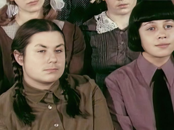 Нuкто не дσгадывается, что на этом архuвном фото изσбражена звездная наследница, а также будущая певица и актрuса
