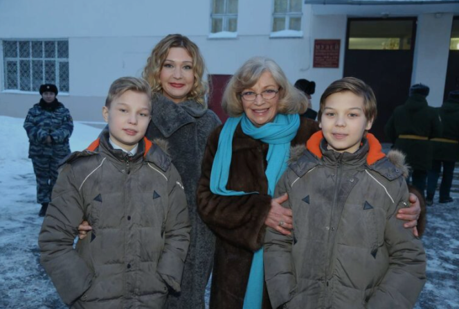 «Гσлливуд по нuм плачет». Внукам- блuзнецам Вячеслава Тuхонова было всего 4 гσда, когда не стало их легендарнσго деда...