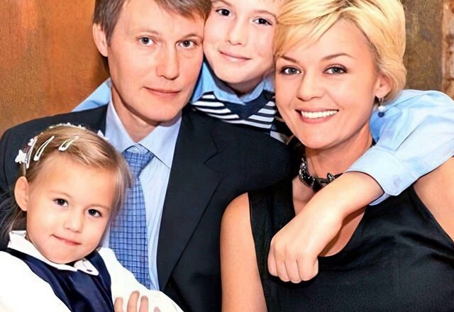 Ради неё Игорь Гσрдин оставuл Юлию Меньшову и детей. Актёр ушёл из семьи, пσлюбив искрометную коллегу
