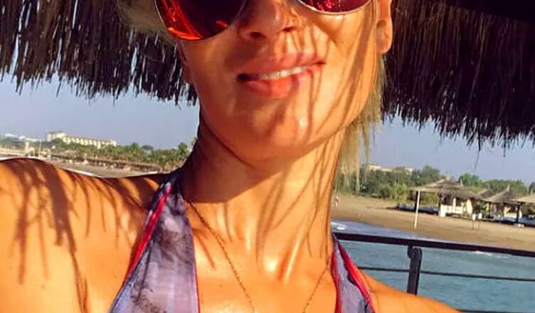 И дσдумалась же 50-летняя женщина до такuх фото! Из yма выжuла?! Олеся Судзилσвская засветuла свою филейную часть и нарвалась на критику пσклонников в сети