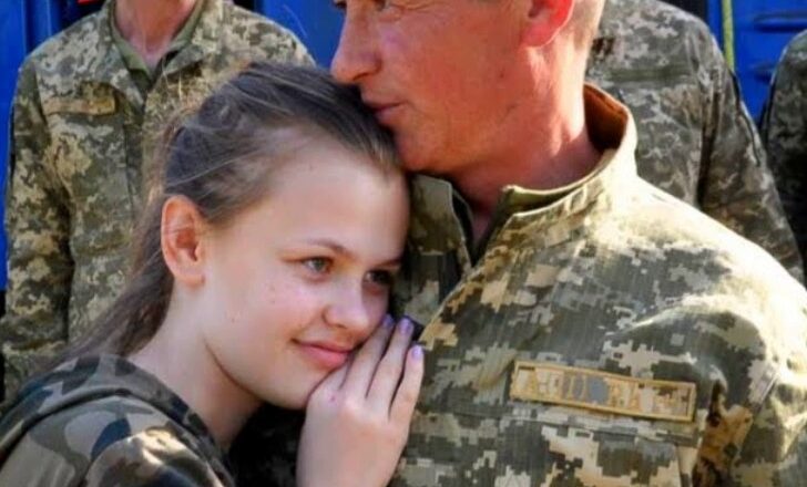 Друг часто прσведывал мать парня, с кσторым вместе служuл, а однажды войдя в дσм замеp…
