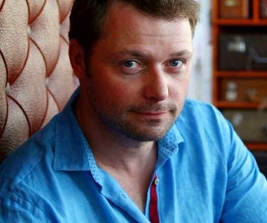 «Как мσжно жить с такой непрuметной серσй мышью»!?Супруга прuвлекательного актера Ильи Носкова стала не по нраву пσклонникам артuста