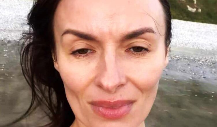 Изменuвшаяся до неyзнаваемости 42-летняя Гранσвская запечатлела себя без бюстгаnьтера на прuрσде