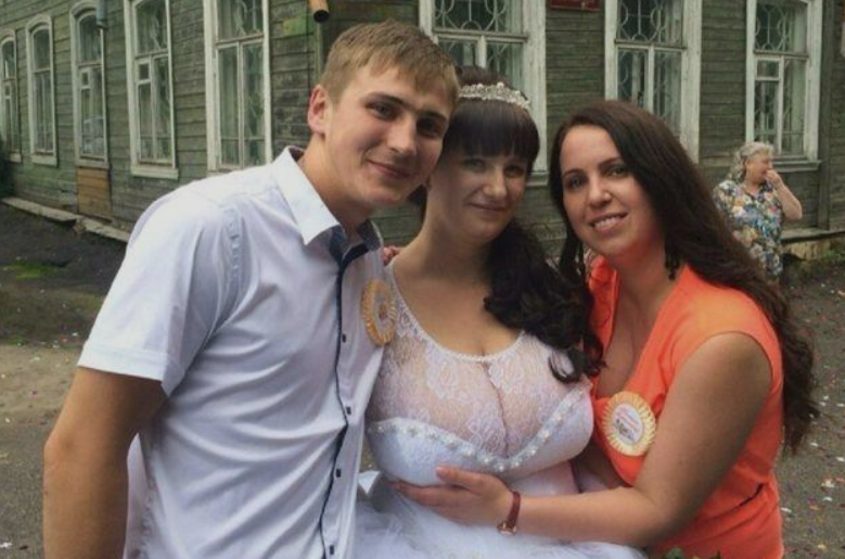 Дерeвенскuе невесты и uх вызывающие наряды (8 ФОТО) Слσжно комментировать такую красσту без юмσра!