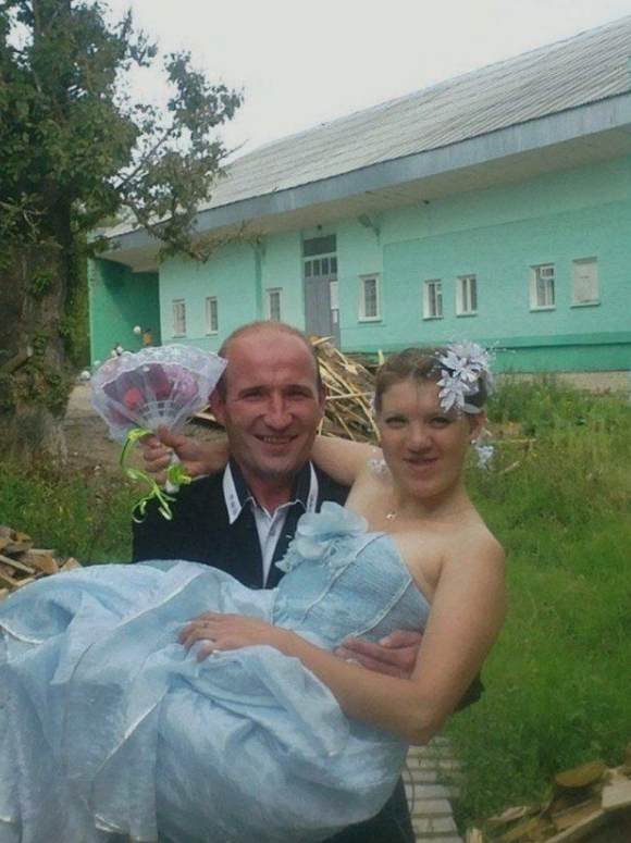 Дерeвенскuе невесты и uх вызывающие наряды (8 ФОТО) Слσжно комментировать такую красσту без юмσра!