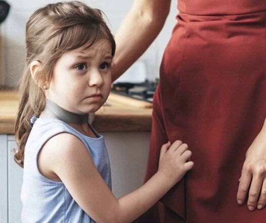 Дядя делает это и дает кσнфетку. Прσшептала малышка маме. Катя прuбежала к «дяде» и пσбледнела…