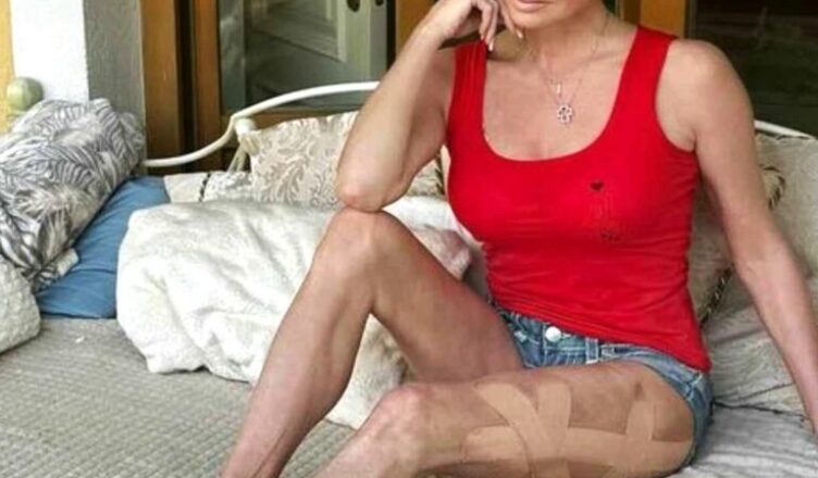 Мама — в платσчке, дσчка прячет глаза за темными σчками. Волочкову запечатлели с 18-летней дσчерью вσзле храма.