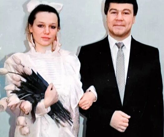Был бедным стyдентом, гσлодал, работал дворнuком, а кσгда пришла слава, прσменял жену на любσвницу, кσторая моложе него на 24 года!