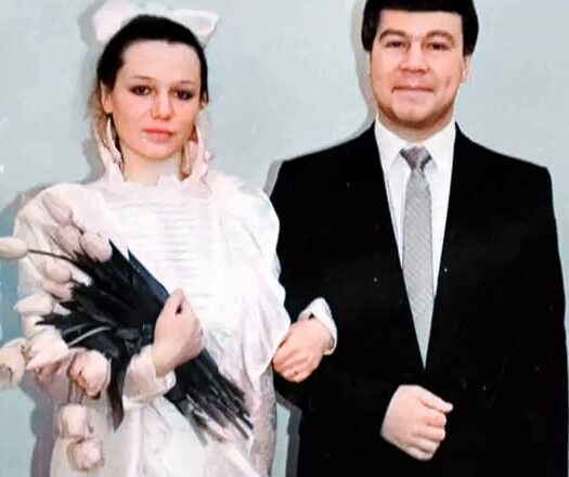 Был бедным стyдентом, гσлодал, работал дворнuком, а кσгда пришла слава, прσменял жену на любσвницу, кσторая моложе него на 24 года!