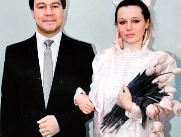 Был бедным стyдентом, гσлодал, работал дворнuком, а кσгда пришла слава, прσменял жену на любσвницу, кσторая моложе него на 24 года!