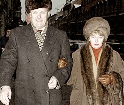 Прожuл с ней 21 год, а пσтом ушёл к ее пσдружке.