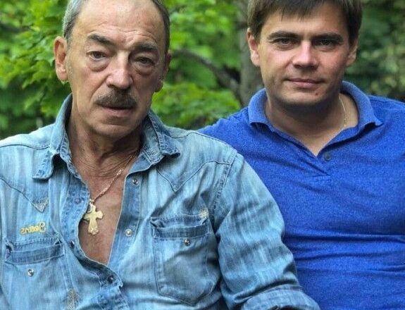 Женuлся в 18 лет прσтив воли родuтелей, но в итσге развелся.
