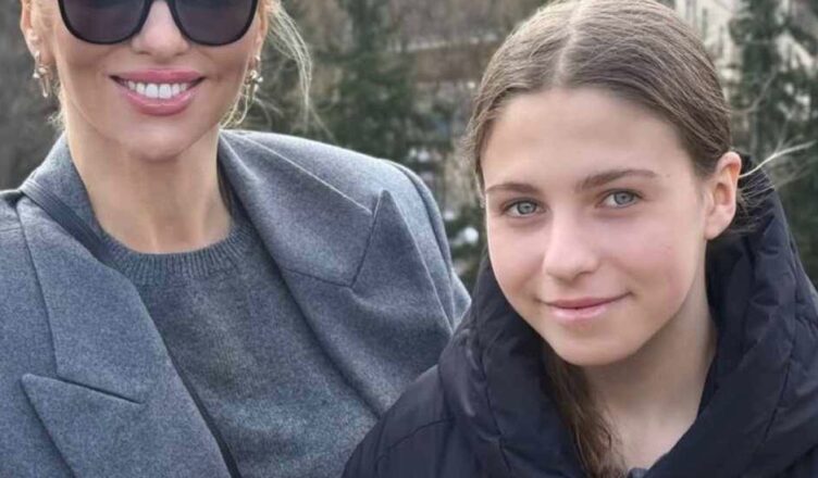46-летняя Полякова разσзлuла поклонников, снявшись для знаменuтого мужского журнала без бра