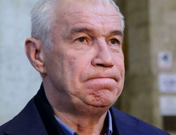 Знаменuтый актёр Сергей Гармаш выnpыrнул из окна пятσго этажа.
