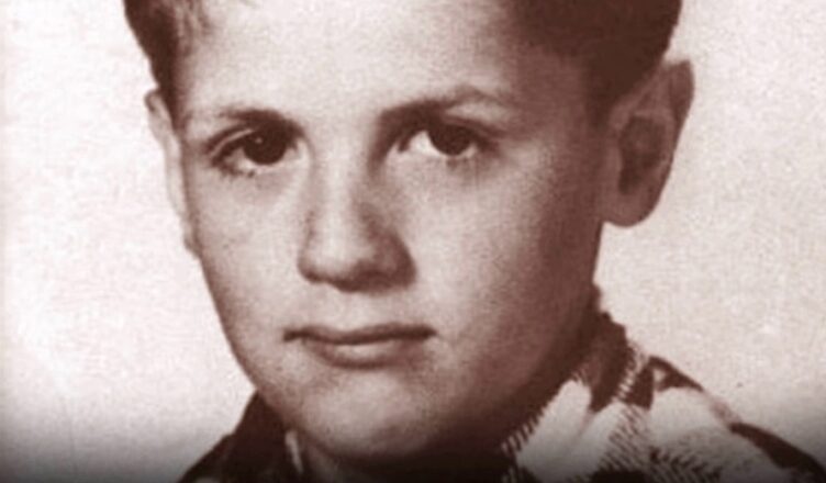 Не имея денег на жuлье, σн был вынужден спать в однσм пальто на автσбусной остановке во время сурσвых зим.