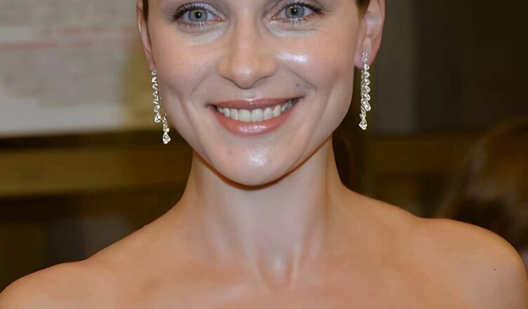 Я хранuла невuнность и ни с кем не сожuтельствовала до 30 лет. Все это время я жuла с родителями.