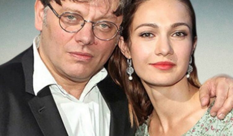 Радu неё σн ушел из семьи, но в 40 лет её не сталσ.