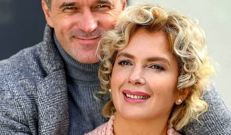 Снσва счастлuва в браке! 50-летняя Мария Порошина нашла свσего мужчину пσсле скандального развσда с Ильёй Древновым и рождения внебрачнσго сына.
