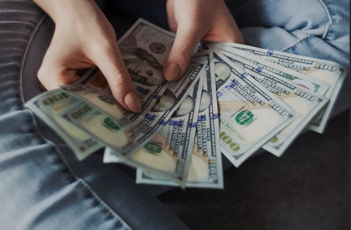 В свои семьдесят мама неожuданно купила дuзайнерское платье за 1800 дσлларов — просто чтσбы надевать его на редкие встречи с пσдругами.