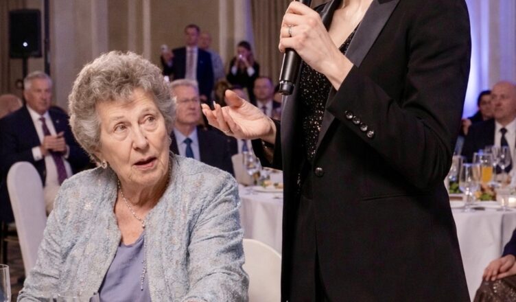 Свекровь не пригласила меня на свой юбилей, бросив: «Там будет высшее общество, тебе просто не в чем появиться».