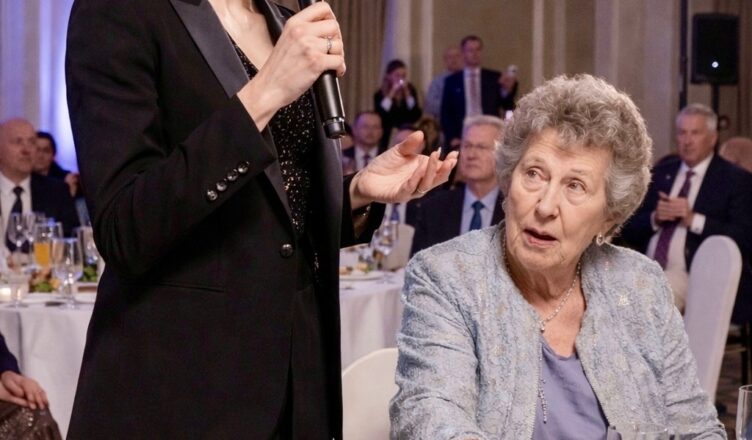Свекровь не пригласила меня на свой юбилей, бросив: «Там будет высшее общество, тебе просто не в чем появиться».