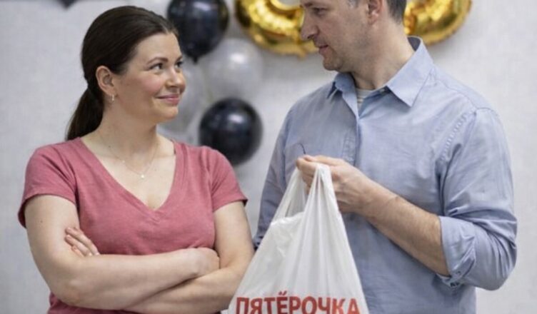 В день развода после 30 лет брака муж протянул ей пакет и сказал: «Открой его через год». Когда она наконец это сделала — просто онемела…